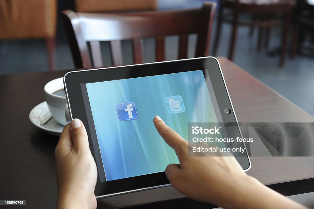 Twitter e Facebook applicazioni su iPad - Foto stock royalty-free di Accesso al sistema