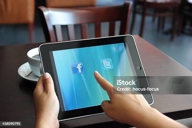 Twitter や Facebook アプリケーションに Ipad - iPadのストックフォトや画像を多数ご用意 - iPad, お茶の時間, インターネット