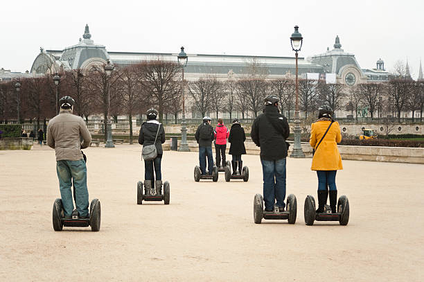 guiado tour de segway de paris - segway exploration paris france group of people - fotografias e filmes do acervo