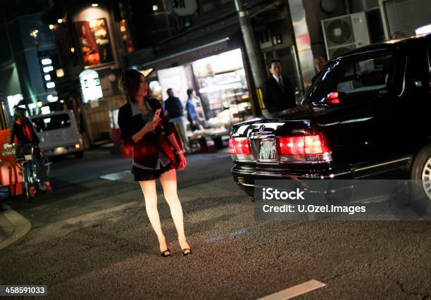 Noche De Multitud Foto de stock y más banco de imágenes de Adulto - Adulto, Adulto joven, Andar