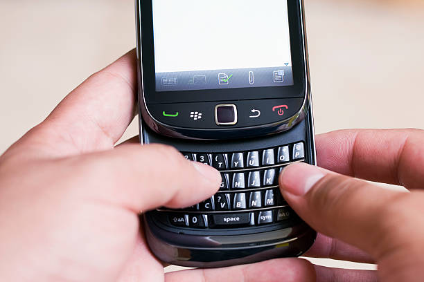 blackberry torch tippen - blackberry mobile phone smart phone human hand stock-fotos und bilder