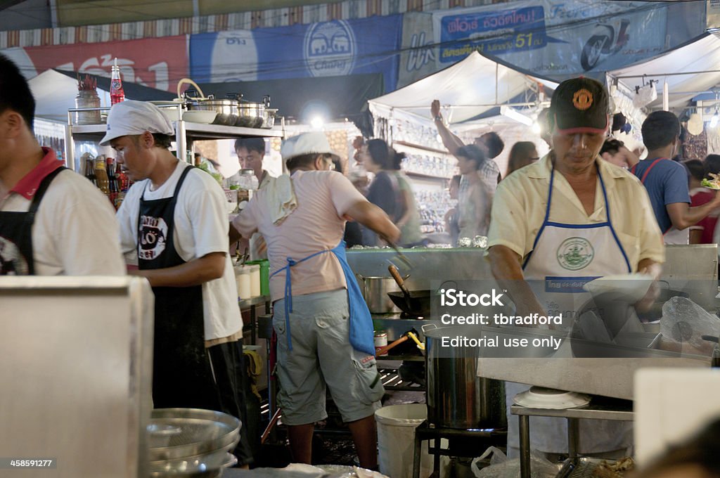Los Chefs de la cocina a la vista de la cocina tailandesa en una cafetería al aire libre en Tailandia - Foto de stock de Aire libre libre de derechos