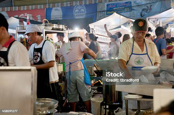 Los Chefs De La Cocina A La Vista De La Cocina Tailandesa En Una Cafetería Al Aire Libre En Tailandia Foto de stock y más banco de imágenes de Aire libre