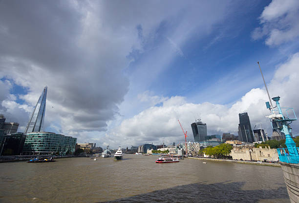 ロンドン、イングランド、英国 - crane skyline uk tower of london ストックフォトと画像