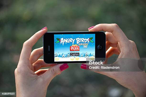 Photo libre de droit de Angry Birds Sur Apple Iphone 4 banque d'images et plus d'images libres de droit de Adulte - Adulte, Angry Birds - Jeu vidéo, Apple Incorporated