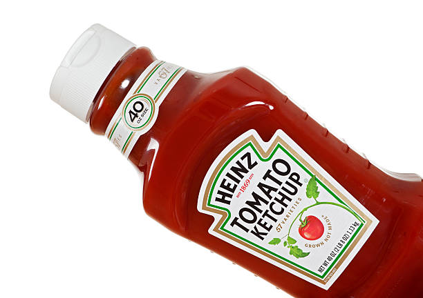 heinz catchup de tomate - ketchup brand name isolated on white isolated - fotografias e filmes do acervo