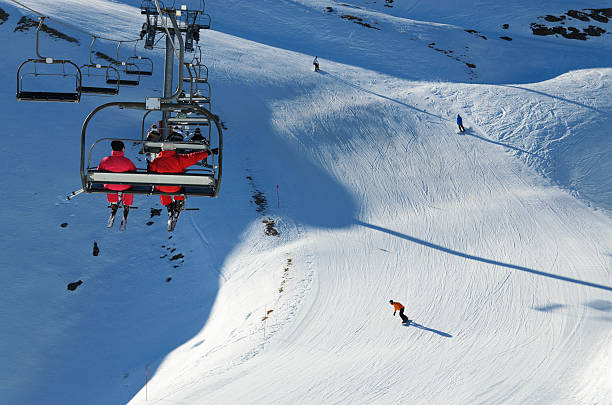 Skifahrer in einem lift über den Ski piste. – Foto