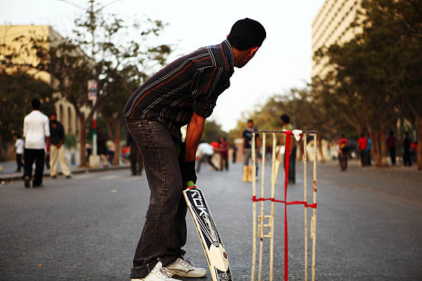 street cricket su strade di karachi, pakistan - islam child indian culture ethnic foto e immagini stock