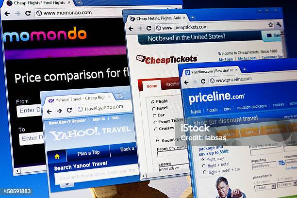 オンライン旅行ウェブサイトにコンピューターの画面が表示されます - ウェブページのストックフォトや画像を多数ご用意 - ウェブページ, 予約をとる, 旅行代理店