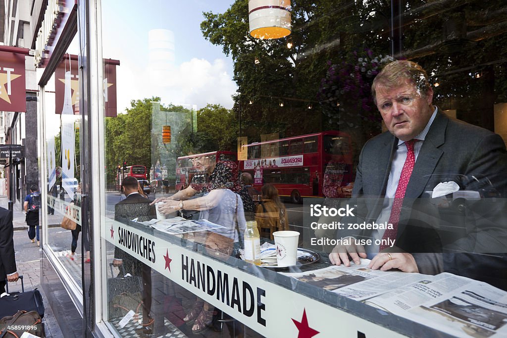 Empresário ter pausa no Pret manjedoura loja, Londres - Foto de stock de Pessoas serenas royalty-free