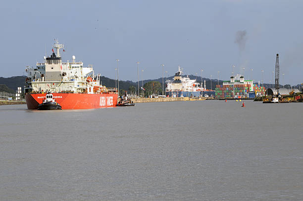 선박 in 파나마운하 - panama canal panama global finance container ship 뉴스 사진 이미지