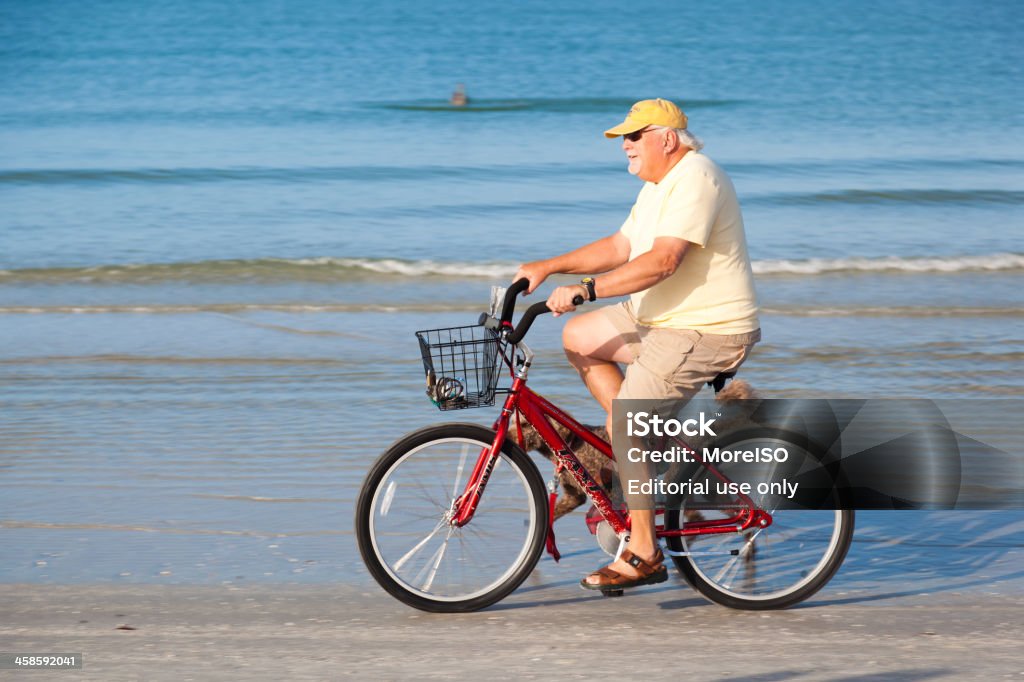 Homme cyclisme sur la plage avec son chien - Photo de Activité libre de droits