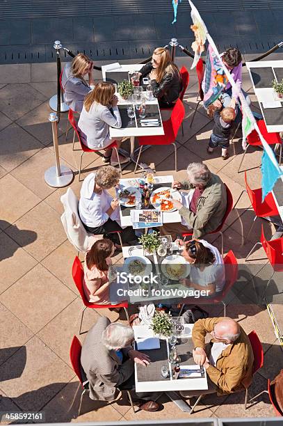 Photo libre de droit de London Repas En Plein Air De South Bank Royaumeuni banque d'images et plus d'images libres de droit de Assis