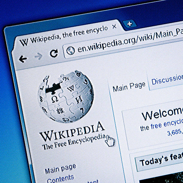wikipedia página de inicio, en primer plano con pantalla lcd - www internet http blue fotografías e imágenes de stock