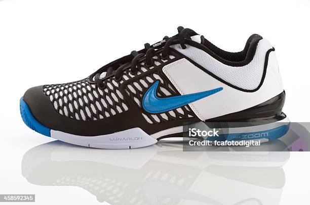 Nike Schuh Stockfoto und mehr Bilder von Nike - Designermarke - Nike - Designermarke, Freisteller – Neutraler Hintergrund, Tennis