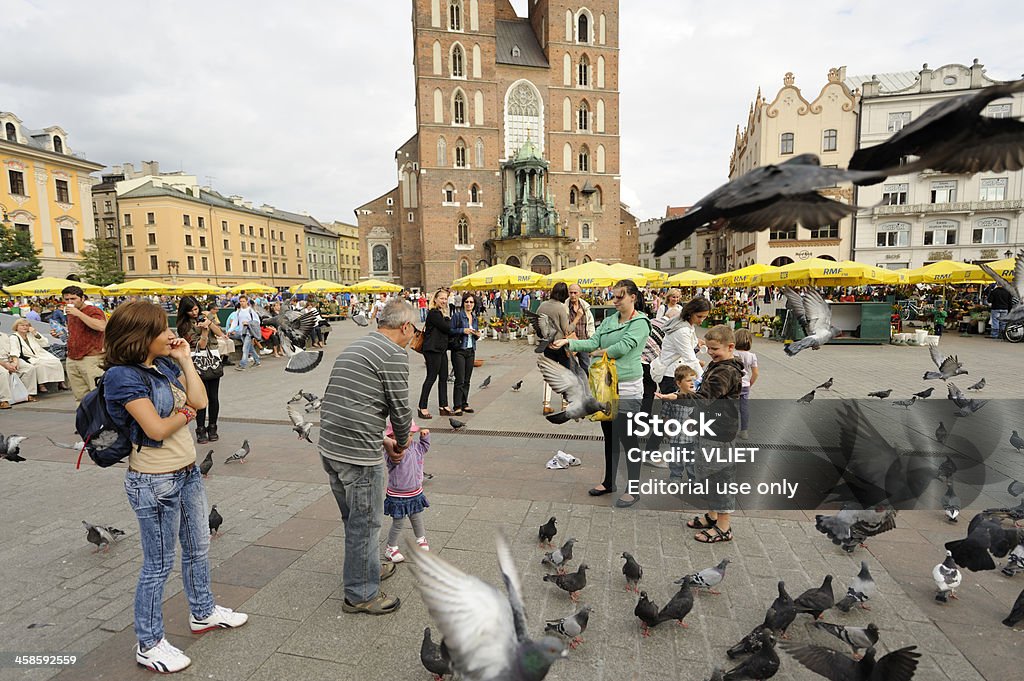Menschen, die Fütterung von Tauben in der Main Market Square in Krakau - Lizenzfrei Alt Stock-Foto