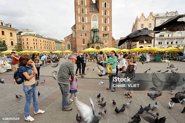 Menschen Die Fütterung Von Tauben In Der Main Market Square In Krakau Stockfoto und mehr Bilder von Alt