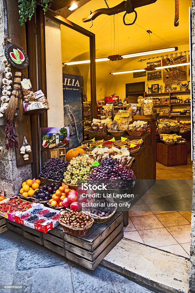 Sklep sprzedaż owoców, przypraw i włoski żywności: Siena, Toskania, Włochy. - Zbiór zdjęć royalty-free (Bez ludzi)