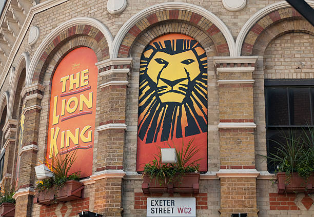 teatro lyceum y exeter street señal en londres - the lion king musical fotografías e imágenes de stock