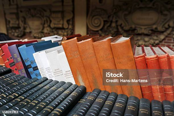 Stare Książki Z Drugiej Strony Książka Rynku - zdjęcia stockowe i więcej obrazów Stara książka - Stara książka, Francja, Archiwum