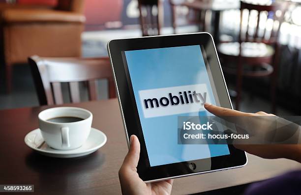 Mobilità Con Ipad - Fotografie stock e altre immagini di Accessibilità - Accessibilità, Adulto, Affari
