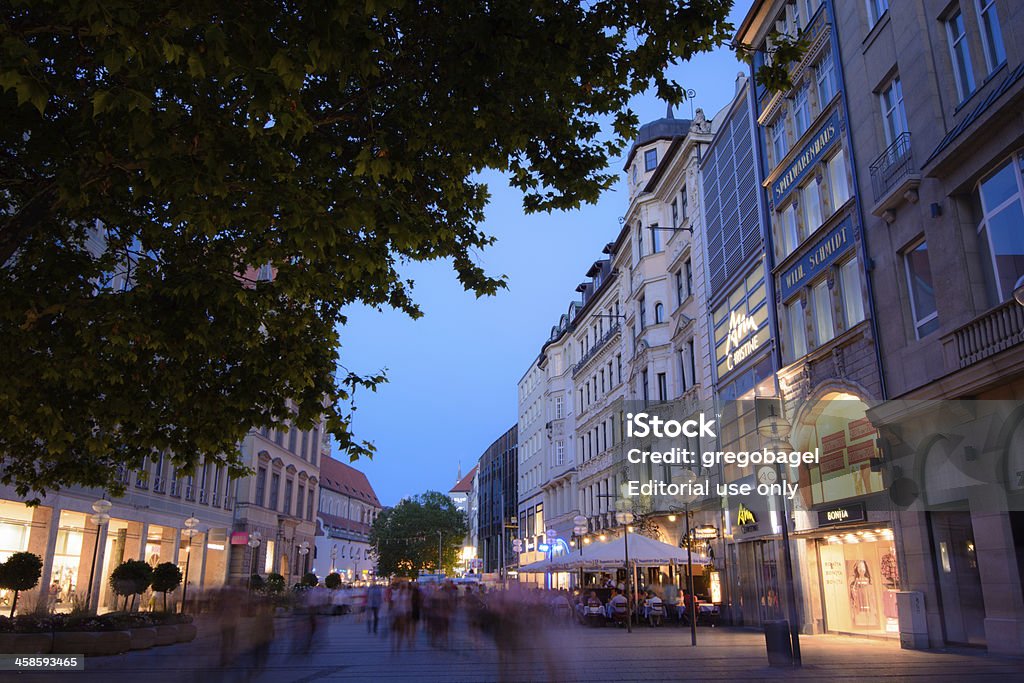 Blick von der Neuhauser Straße in München, Deutschland bei Nacht - Lizenzfrei Abenddämmerung Stock-Foto