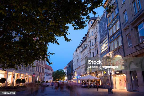 Blick Von Der Neuhauser Straße In München Deutschland Bei Nacht Stockfoto und mehr Bilder von Abenddämmerung