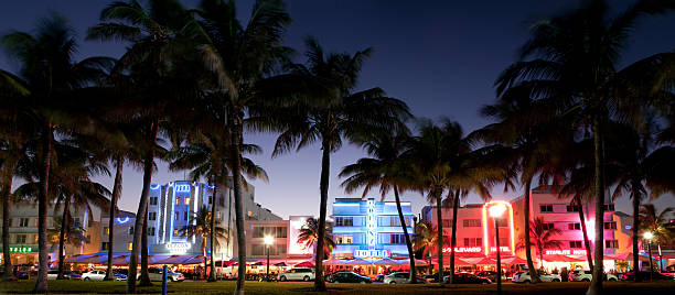 panorama de la vie nocturne sur ocean drive, à south beach, miami, floride - ocean drive south beach night miami beach photos et images de collection