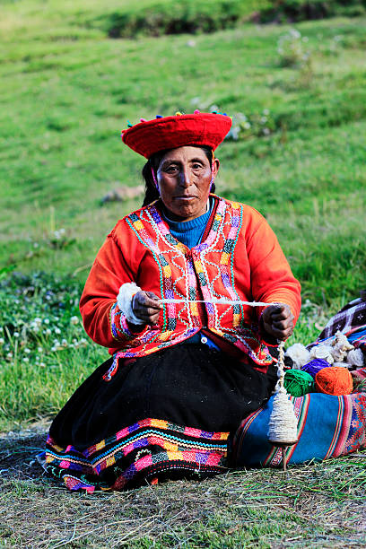 quechua woman spinning alpaca de fibra - quechuas lamistas fotografías e imágenes de stock