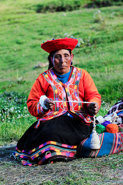 quechua donna spinning alpaca fibre - quechuas lamistas foto e immagini stock