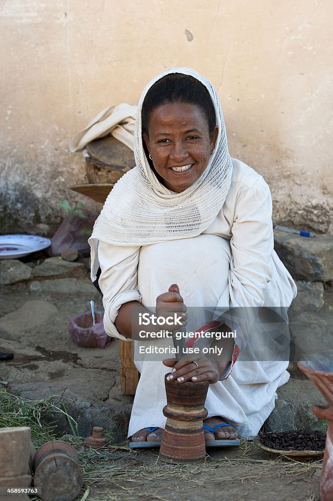 若い女性の伝統的なコーヒーセレモニー（エチオピア） - 1人のロイヤリティフリーストックフォト