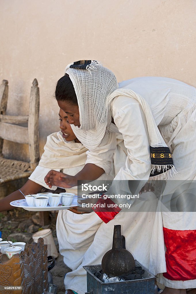 Dos mujer joven en un café tradicional, Etiopía ceremonia - Foto de stock de Adulto libre de derechos