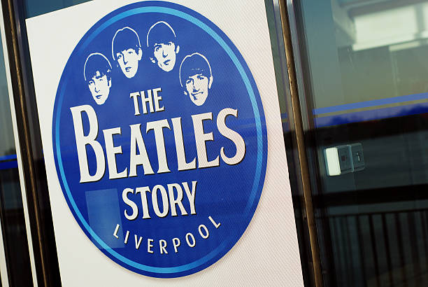 schild des the beatles story museum in liverpool - museum of liverpool stock-fotos und bilder