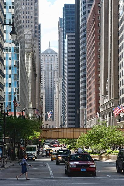 chicago lasalle boulevard et bourse de commerce - lasalle street photos et images de collection