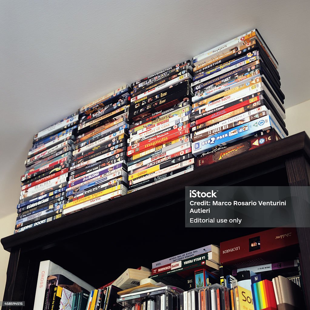 Gran colección de películas en DVD en un bookcase doméstico - Foto de stock de Largometrajes libre de derechos
