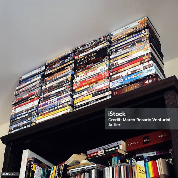 Gran Colección De Películas En Dvd En Un Bookcase Doméstico Foto de stock y más banco de imágenes de Largometrajes