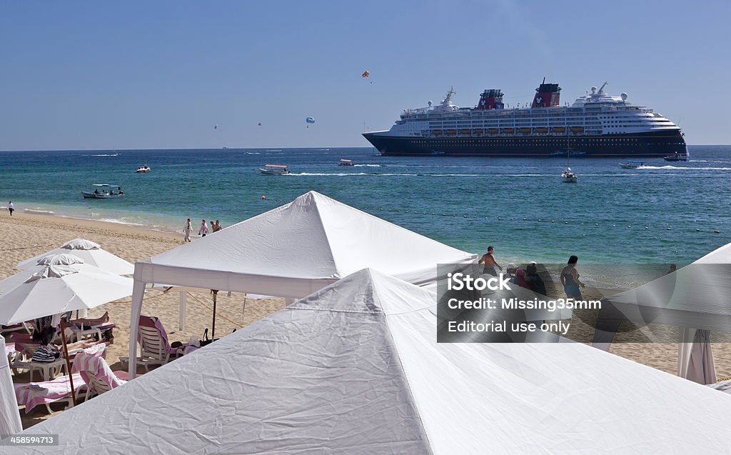 Medano playa y Barco crucero en el Mar de Cortés - Foto de stock de Crucero - Barco de pasajeros libre de derechos