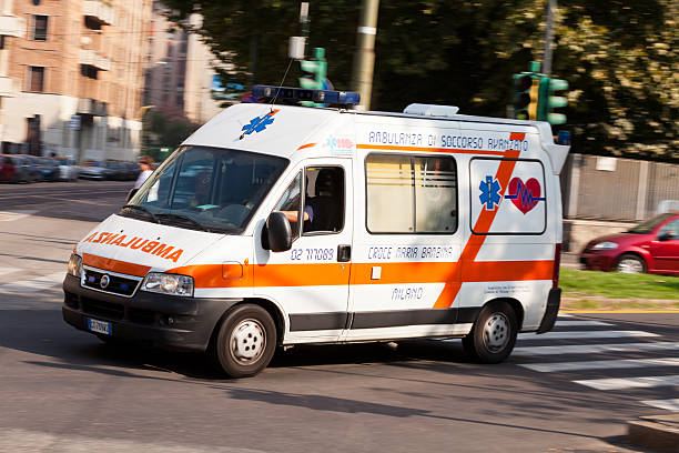 ambulance italien - istockalypse photos et images de collection