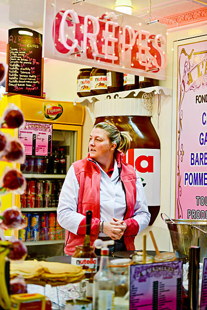 francese crepes fornitore a parigi mercatino di natale - nutella foto e immagini stock