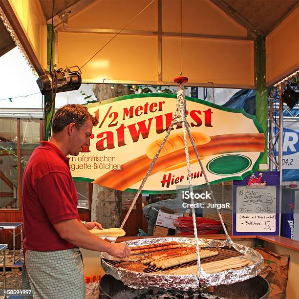 Bratwurst Em Schueberfouer Luxemburgo - Fotografias de stock e mais imagens de Churrascada - Churrascada, Grelhador, Bratwurst