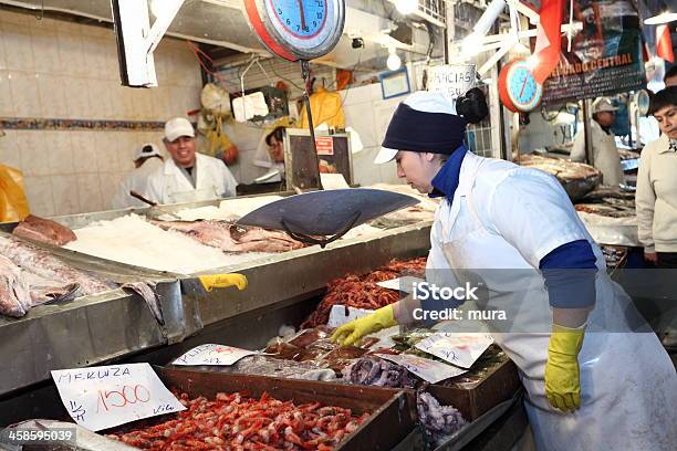 Foto de Fishmarket Mercado Central Santiago Do Chile e mais fotos de stock de Adulto - Adulto, Açougue, Açougueiro