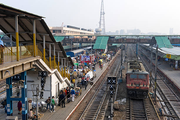 железнодорожный вокзал нью-дели, индия - new delhi india indian culture indian ethnicity стоковые фото и изображения