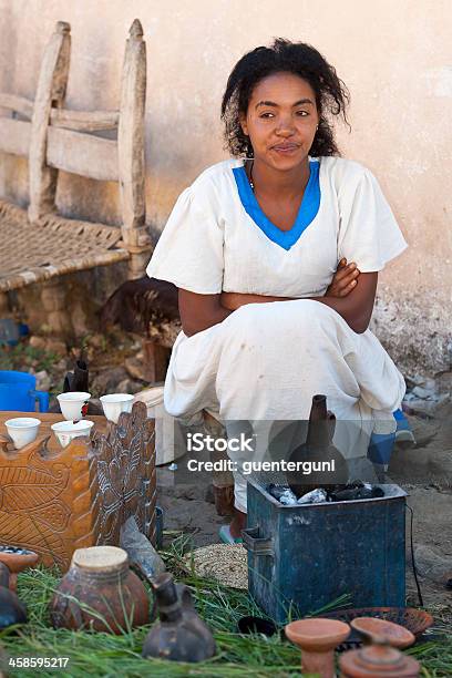 Jovem Mulher Está A Preparar Uma Cerimónia Tradicional De Café Etiópia - Fotografias de stock e mais imagens de Adulto