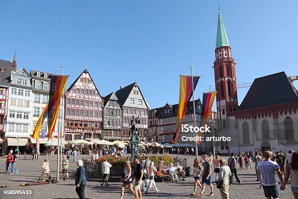 Frankfurter Römer Platz Mit Touristen Historischen Fassaden Und Deutsche Flagge Stockfoto und mehr Bilder von Blau