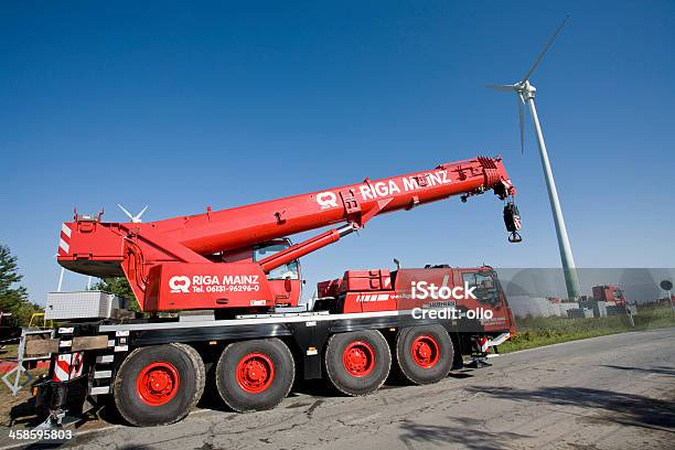 Foto de Turbina Eólica De Construção Local Grande Crane e mais fotos de stock de Arquitetura - Arquitetura, Céu - Fenômeno natural, Editorial