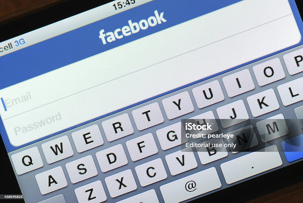 Facebook Anmeldebildschirm auf Iphone 4 - Lizenzfrei Am Telefon Stock-Foto