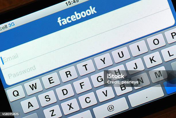 Facebook Anmeldebildschirm Auf Iphone 4 Stockfoto und mehr Bilder von Am Telefon - Am Telefon, Apple Computer, Berührungsbildschirm