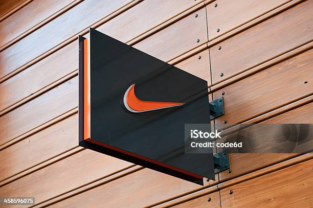 Nike Przechowywać Logo Londyn Wielka Brytania - zdjęcia stockowe i więcej obrazów Nike - Designer Label - Nike - Designer Label, But sportowy, Handel detaliczny