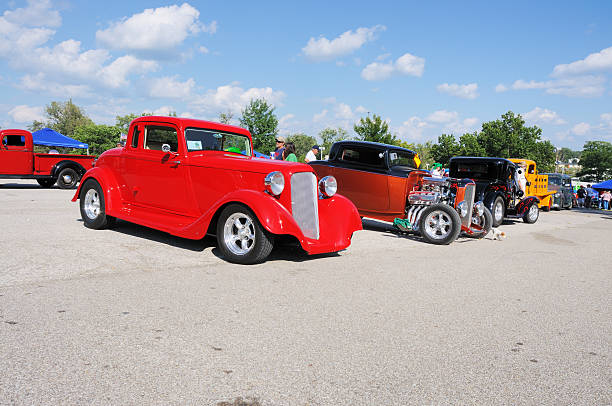 klassische amerikanische autos auf dem display auf frog follies auto show - classic sports car travel destinations status car stock-fotos und bilder