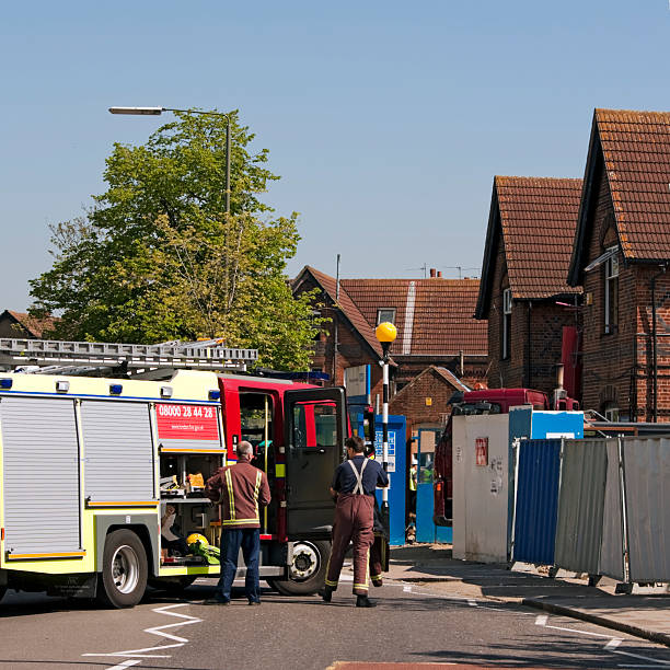 escena de accidente - uk fire department fire engine team fotografías e imágenes de stock